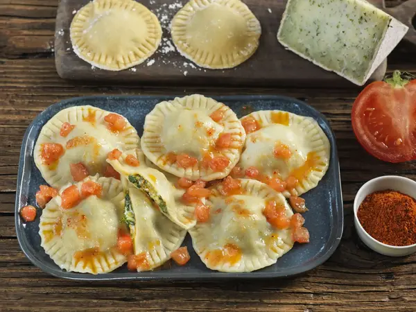 Ravioles aux blettes, raisins secs et Pavé de brebis à l'ail des ours